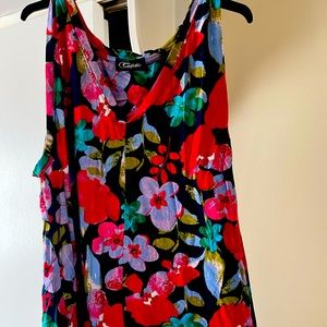 Sleeveless floral top. No size tag but I’m guessing 1X